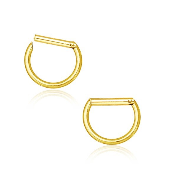 A pair of "Anneau Segmenté Doré Minimalist" earrings from Kaya Movement are displayed side by side on a white background. Each bijou de piercing showcases a smooth, shiny finish and a clicker à charnière closure, casting subtle reflections on the surface beneath them. Ideal for both septum and cartilage piercings, these earrings epitomize everyday elegance with ultimate comfort.